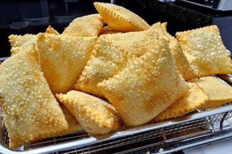 Pastel de Feira Crocante – O Segredo para Fazer Essa Delícia em Casa e Surpreender Todo Mundo!