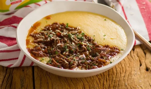 “Essa Polenta Cremosa com Ragu de Carne vai fazer você ser chamada de rainha da cozinha!”